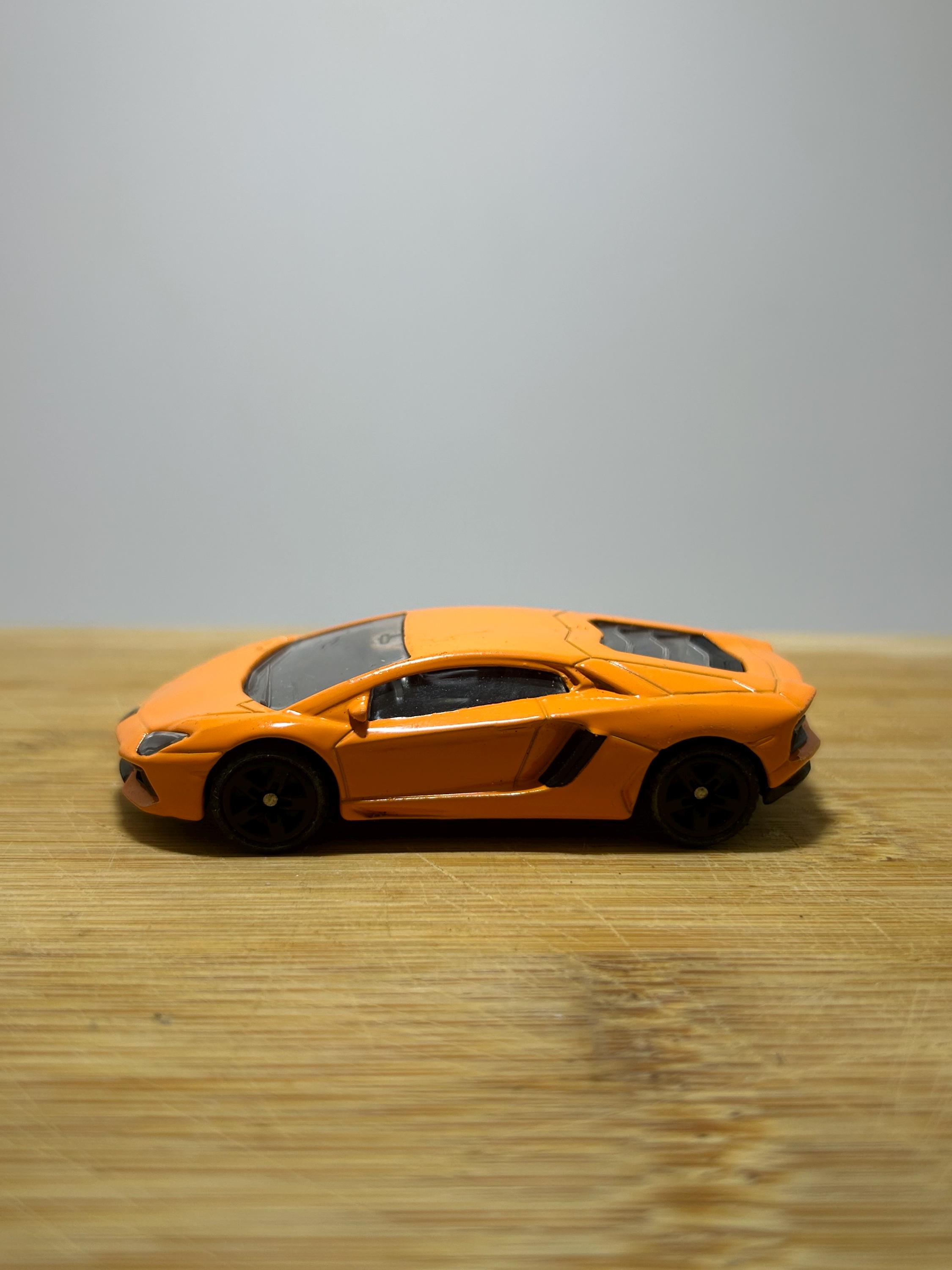 Modèle Réduit Lamborghini Aventador LP700-4 2011 Jaune Métallisé 1:24 Par Welly - Neuf, Portes Et Capot Ouvrants