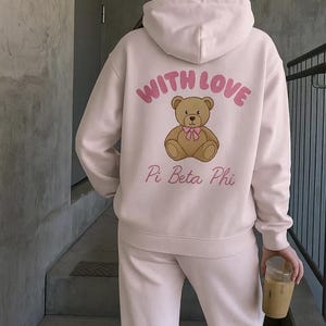 Sudadera con capucha Pi Beta Phi con amor: sudadera de hermandad, camiseta con letras griegas, ropa universitaria, pequeño gran regalo, mercancía de hermandad