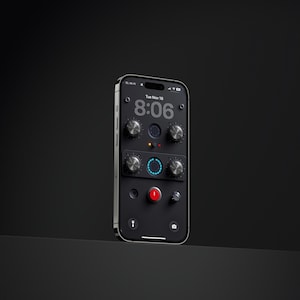 以下が含まれることがあります： シルバーのノブと赤いボタンを備えたカスタムインターフェースを備えた黒いスマートフォン。画面には時刻8:06と日付11月18日火曜日が表示されます。電話にはシルバーのフレームがあり、暗い背景に設定されています。