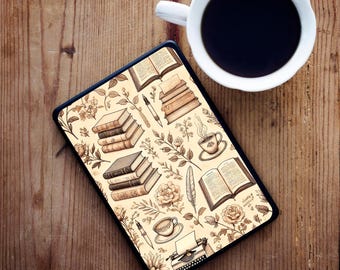 Op de afbeelding: Een digitale tablet hoes met een beige achtergrond en een patroon van boeken, bloemen, pennen en koffiekopjes. De hoes heeft een typemachine ontwerp aan de onderkant.