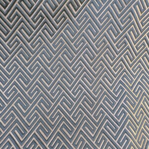 Peut inclure: Un tissu présentant un motif géométrique répétitif de grecques dans une couleur or métallique clair sur un fond gris anthracite foncé. Le design se compose de lignes interconnectées formant une série de formes nettes, angulaires et symétriques.