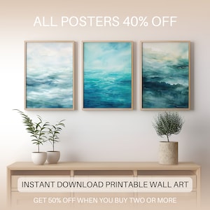 Puede incluir: Tres impresiones artísticas enmarcadas con diseños abstractos de olas oceánicas en tonos azules y turquesas. Las impresiones se exhiben en una consola de madera clara. El texto en la imagen dice "TODOS LOS PÓSTERES 40% DE DESCUENTO" y "DESCARGA INSTANTÁNEA DE ARTE MURAL IMPRIMIBLE".
