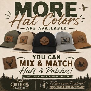 Op de afbeelding: Een advertentie voor baseballpetten met verschillende kleuren en patches. De afbeelding toont verschillende petten, elk met een leren patch met een logo. Tekst op de afbeelding luidt "MORE Hat Colors ARE AVAILABLE!" en "MIX & MATCH Hats & Patches!"