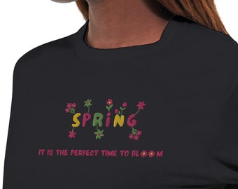 Geborduurd lenteshirt, geborduurd bloeit-shirt, het is de perfecte tijd om te bloeien tshirt, geborduurd lentebloemenshirt, T-shirt met lange mouwen