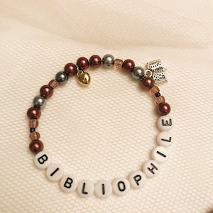 Braccialetto BIBLIOPHILE per amanti dei libri, regalo per lettori, gioielli fatti a mano con ciondolo a forma di libro, elastico con perline, regalo per amanti dei libri