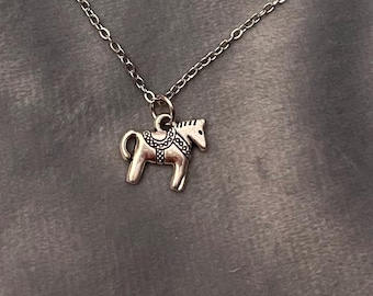 Collar de caballo Dala Dalahäst recuerdo sueco de imitación de plata