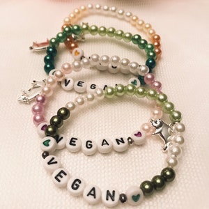 Pulseira VEGAN Pulseira elástica com miçangas Joia feita à mão com mensagem Presente para ativista Amante de porcos Pulseira com palavra Pulseira com pingente vegano
