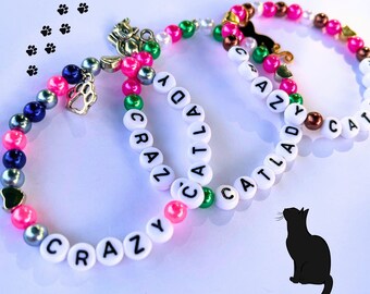 Bransoletka CRAZY CAT LADY Bransoletka z koralików i elastycznej gumy dla właściciela kota Prezent dla miłośnika kotów Bransoletka z zawieszkami z kotem Kocham koty
