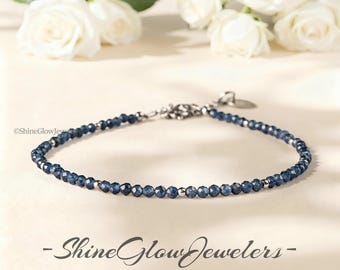 Saffieren delicate armband, marineblauwe edelsteen kralen, smalle armband, blauwe vriendschapsarmband, armband met kleine steentjes (2 mm), verstelbare kristallen cadeauarmband
