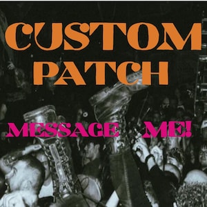Könnte beinhalten: Ein Schwarzweißbild eines Moshpits mit einer Menschenmenge. Der Text "CUSTOM PATCH" steht in orangefarbenen Buchstaben oben im Bild. Der Text "MESSAGE ME!" steht in pinkfarbenen Buchstaben unten im Bild.