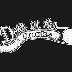 Könnte beinhalten: Weißes Grafikdesign auf schwarzem Hintergrund mit dem Schriftzug "Down on the Docks". Das Design zeigt stilisierten Text und eine hakenartige Form mit einem kreisförmigen Element, alles im Vintage-Look.