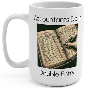 Può includere: Tazza in ceramica bianca con un'illustrazione in bianco e nero di un libro mastro aperto con le parole "Debiti" e "Crediti" sulle pagine. La tazza ha la scritta "Accountants Do It Double Entry" stampata su di essa.