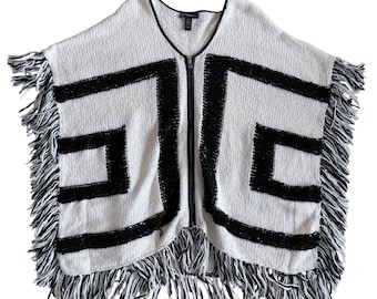 Suéter tipo poncho con flecos y cremallera de punto con bloques de color INC, color crema/negro, talla pequeña/mediana