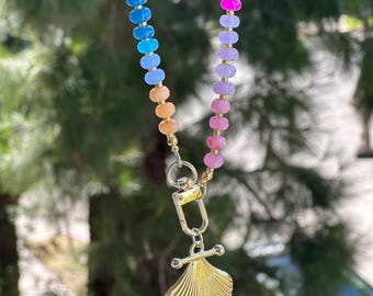 Boho Sommer Bunte Edelstein Perlen Halskette mit 14K Vergoldeten Muschel Anhänger und Akzenten