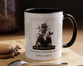 Cita de Ralph Waldo Emerson: ¿Cuánto de la vida humana se pierde en la espera? Taza de café con imagen de autor (opciones de 11 oz y 15 oz)