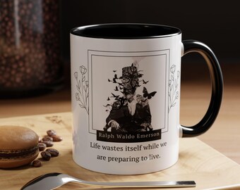 Cita de Ralph Waldo Emerson: La vida se desperdicia mientras nos preparamos para vivir y taza de café con imagen decorativa del autor: opciones de 11 oz y 15 oz