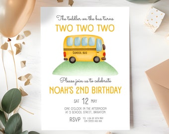 Könnte beinhalten: Ein gelber Schulbus mit dem Schriftzug "School Bus" an der Seite. Der Bus steht auf einem grünen Hügel mit dem Text "The toddler on the bus turns TWO TWO TWO" und "Please join us to celebrate NOAH'S 2ND BIRTHDAY" darunter. Die Einladung enthält auch das Datum "SAT 12 MAY", die Uhrzeit "ONE O'CLOCK IN THE AFTERNOON", den Ort "AT 5 SCHOOL STREET, BRIGHTON" und RSVP-Informationen.