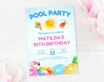 Op de afbeelding: Een blauwe en witte poolparty-uitnodiging met een lachende zon, ijshoorntjes, een strandbal, een roze flamingo-zwemband en donuts. De tekst luidt "Pool Party", "Please join us to celebrate Matilda's 10th Birthday", "Jul 22", "1 o'clock in the afternoon", "4 Party Lane Knoxfield", en "RSVP to Alison by 15th July on (555) 555-5555".