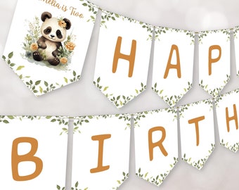 Op de afbeelding: Een witte banner met groene bladeren en de woorden "Happy Birthday" in oranje letters. De banner bevat ook een aparte vlag met een pandabeer en de tekst "Amelia is Twee".