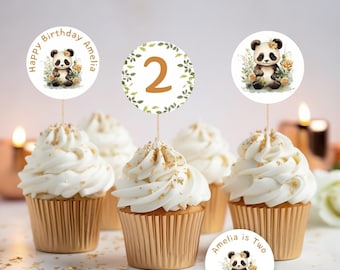 Op de afbeelding: Vier cupcake-toppers met een pandabeer met een bloemenkrans. De toppers bevatten de tekst "Happy Birthday Amelia", het nummer "2", een pandabeer met een bloemenkrans en de tekst "Amelia is Two".