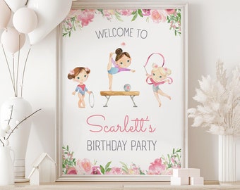 Puede incluir: Un cartel de bienvenida rosa y blanco con detalles florales y tres chicas de dibujos animados haciendo gimnasia. El cartel dice "Bienvenido a la fiesta de cumpleaños de Scarlett".