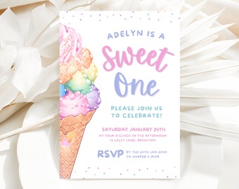 Peut inclure: Une invitation d'anniversaire en forme de cornet de glace coloré avec le texte "Adelyn is a Sweet One" et des détails pour une fête le 24 janvier. L'invitation présente un cornet de glace arc-en-ciel avec des pépites et un cornet gaufré.