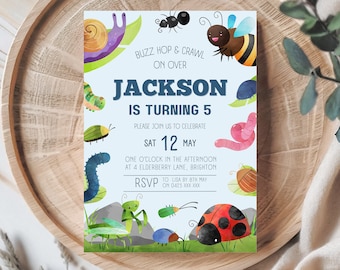 Könnte beinhalten: Eine blaue und grüne Geburtstagseinladung mit einem Insekten-Motiv. Die Einladung lautet "Buzz Hop & Crawl On Over" und "Jackson wird 5 Jahre alt". Sie enthält auch das Datum "Sa 12. Mai" und die Uhrzeit "Ein Uhr nachmittags".
