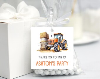 Op de afbeelding: Een wit bedankkaartje met een aquarel-illustratie van een oranje tractor die een hooibaal trekt. De tekst op het kaartje luidt "Bedankt voor je komst naar Ashtons feestje".