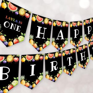 Pode incluir: Uma faixa de feliz aniversário em preto e branco com tema de frutas. A faixa diz "Feliz aniversário" com cada letra em uma bandeira separada. As bandeiras são decoradas com ilustrações coloridas de frutas.