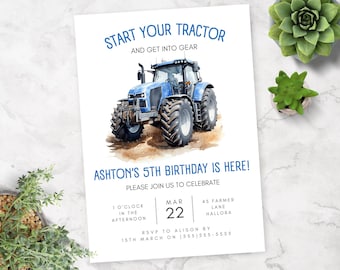 Könnte beinhalten: Blaue Traktor-Geburtstagseinladung mit einer Aquarell-Illustration eines blauen Traktors. Die Einladung lautet "Start your tractor and get into gear" und "Ashton's 5th birthday is here!" Die Einladung enthält das Datum, die Uhrzeit und den Ort der Party.