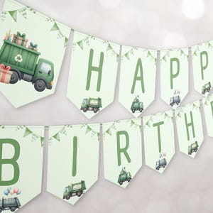 Op de afbeelding: Groene en witte banner met de woorden "Happy Birthday" in groene letters. Elke letter staat op een aparte vlag met een kleine groene vuilniswagen. De vlaggen zijn aan elkaar geregen met wit touw.
