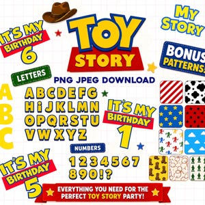 Puede incluir: Un conjunto gráfico digital que incluye el logotipo de Toy Story, el alfabeto en letras amarillas, números del 0 al 9 y varios patrones temáticos como nubes, estrellas y manchas de vaca. El texto incluye It's My Birthday y My Story.