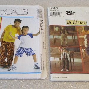 Puede incluir: Dos sobres de patrones de costura vintage. Uno presenta ilustraciones de ropa infantil y el texto "Easy McCall's kidstuff". El otro muestra a niños con atuendos y el texto "Sir-ity k.p. kid's & co."