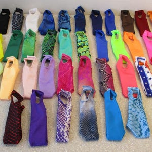 Puede incluir: Un juego de tres tazas de cerámica con un acabado mate moteado. Las tazas son de color crema, gris claro y gris oscuro. Cada taza tiene un diseño simple y minimalista y un asa redondeada. Las tazas están apiladas.