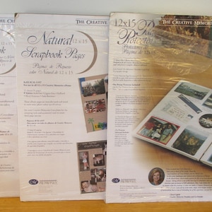Könnte beinhalten: Drei Packungen Scrapbook-Seiten und Fotoschutz. Die Packungen sind mit "Black Scrapbook Pages", "Natural Scrapbook Pages" und "12x15 Photo Protector" beschriftet. Die Seiten sind 30.5 x 38 cm groß.