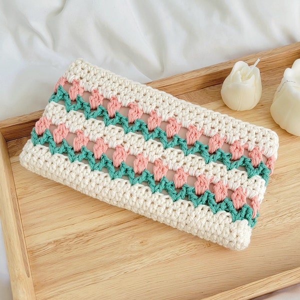 pochette pour carnet de terrain tulipe au crochet personnalisée | pochette pour livre au crochet | couverture de livre au crochet | cosyavecange | pochette personnalisée | fait main