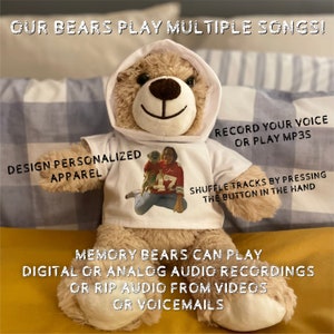 Pu&ograve; includere: Un orsacchiotto beige che indossa una felpa con cappuccio bianca e una maglietta bianca con una foto di una persona e un cane. L'orso ha un bottone sulla mano e il testo "OUR BEARS PLAY MULTIPLE SONGS!" &egrave; in alto nell'immagine. Il testo "DESIGN PERSONALIZED APPAREL" &egrave; sul lato sinistro dell'immagine. Il testo "RECORD YOUR VOICE OR PLAY MP3S" &egrave; sul lato destro dell'immagine. Il testo "SHUFFLE TRACKS BY PRESSING THE BUTTON IN THE HAND" &egrave; sul lato destro dell'immagine. Il testo "MEMORY BEARS CAN PLAY DIGITAL OR ANALOG AUDIO RECORDINGS OR RIP AUDIO FROM VIDEOS OR VOICEMAILS" &egrave; in basso nell'immagine.