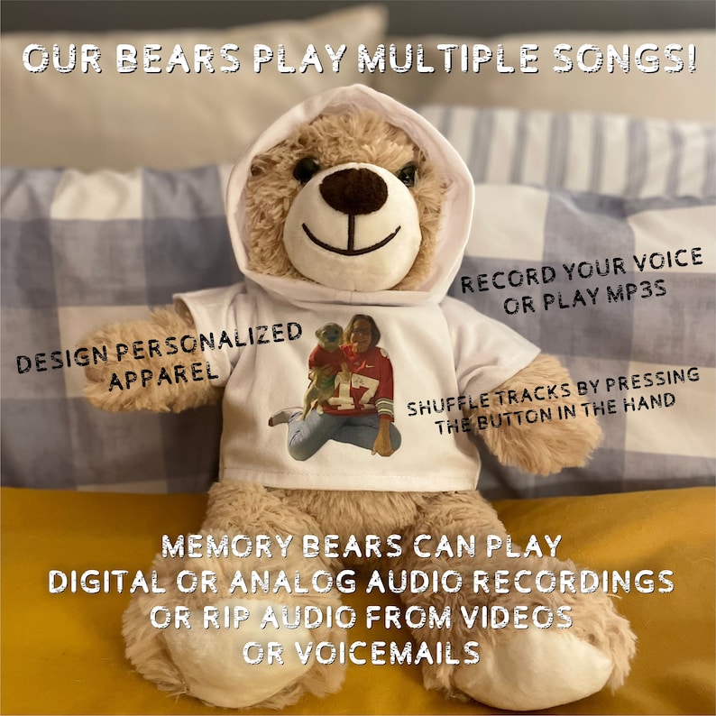 Pu&ograve; includere: Un orsacchiotto beige che indossa una felpa con cappuccio bianca e una maglietta bianca con una foto di una persona e un cane. L'orso ha un bottone sulla mano e il testo "OUR BEARS PLAY MULTIPLE SONGS!" &egrave; in alto nell'immagine. Il testo "DESIGN PERSONALIZED APPAREL" &egrave; sul lato sinistro dell'immagine. Il testo "RECORD YOUR VOICE OR PLAY MP3S" &egrave; sul lato destro dell'immagine. Il testo "SHUFFLE TRACKS BY PRESSING THE BUTTON IN THE HAND" &egrave; sul lato destro dell'immagine. Il testo "MEMORY BEARS CAN PLAY DIGITAL OR ANALOG AUDIO RECORDINGS OR RIP AUDIO FROM VIDEOS OR VOICEMAILS" &egrave; in basso nell'immagine.