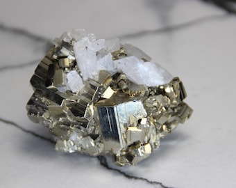 2.9 インチ 黄鉄鉱と方解石 - 274g - ペルー。美しい天然結晶。大型