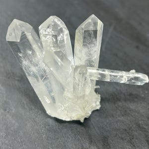 Colombiansk kvartskristallkluster, skarpa termineringspunkter