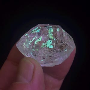 110 CTs. Fluorescent UV Reactive Enhydro Petroleum Included Quartz Crystal-  from Baluchistan, Pakistan. 4 x 2.8 x 25 cm. AAA -High Quality.