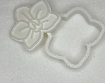 Può includere: Tagliapasta in plastica bianca a forma di fiore. Il tagliapasta è composto da due pezzi, un fiore e un contorno separato.
