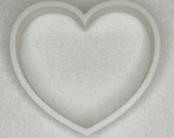 Può includere: Tagliapasta a forma di cuore in plastica bianca.