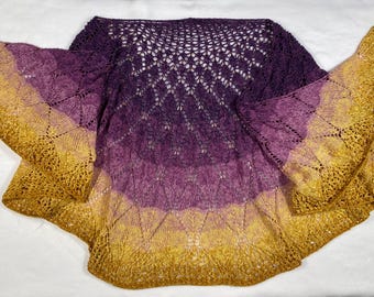 Può includere: Uno scialle lavorato a mano a maglia con una sfumatura di colori, che passa dal viola scuro al viola più chiaro e infine al giallo dorato. Lo scialle presenta un design traforato.