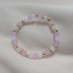 Pulsera de cuentas con baño de oro de 18 quilates y cuentas de vidrio, cordón elástico. imagen 5