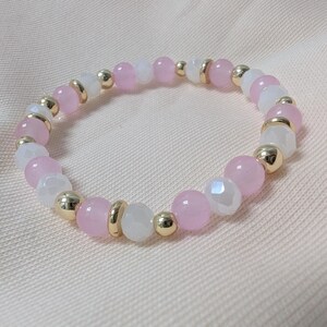 Pulsera de cuentas con baño de oro de 18 quilates y cuentas de vidrio, cordón elástico. imagen 2