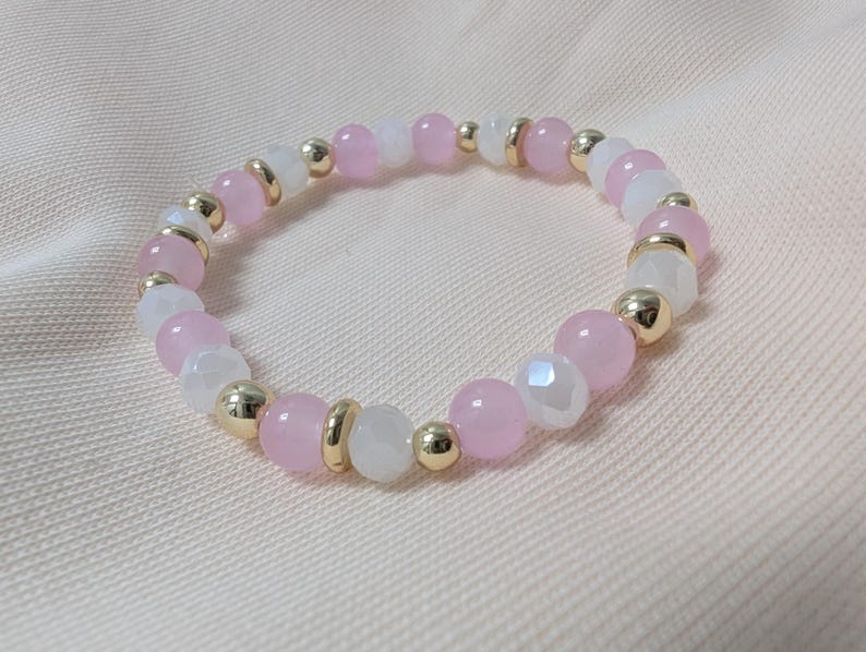 Pulsera de cuentas con baño de oro de 18 quilates y cuentas de vidrio, cordón elástico. imagen 2