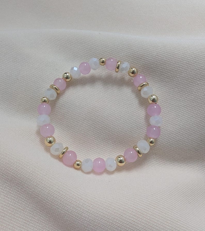 Pulsera de cuentas con baño de oro de 18 quilates y cuentas de vidrio, cordón elástico. imagen 5
