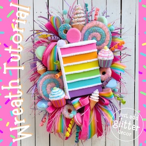 Puede incluir: Una corona de pastel de capas de arcoíris con glaseado rosa, azul y amarillo, rodeada de chispas de colores, donas y otras golosinas dulces. La corona está decorada con cintas y lazos, y el texto "just add glitter decor" es visible en la esquina inferior derecha.