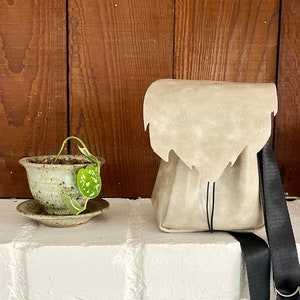 Bolso de hombro de piel vegana gris